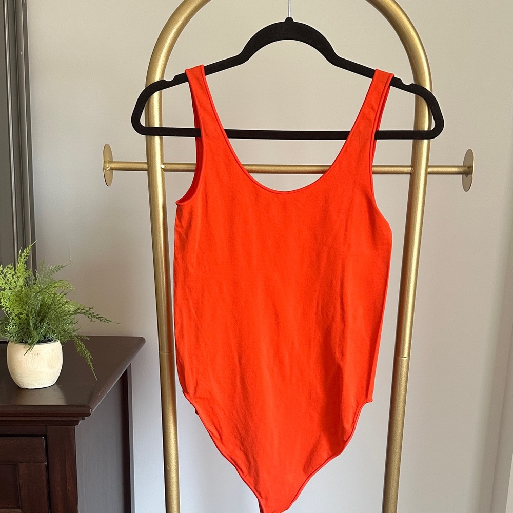 SKIMS orange bodysuit (size S/M) ✨